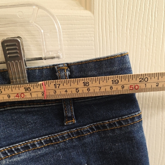 Fashion to Figure Distressed Frayed Hem Denim Shorts Size 18 - Picture 3 of 6